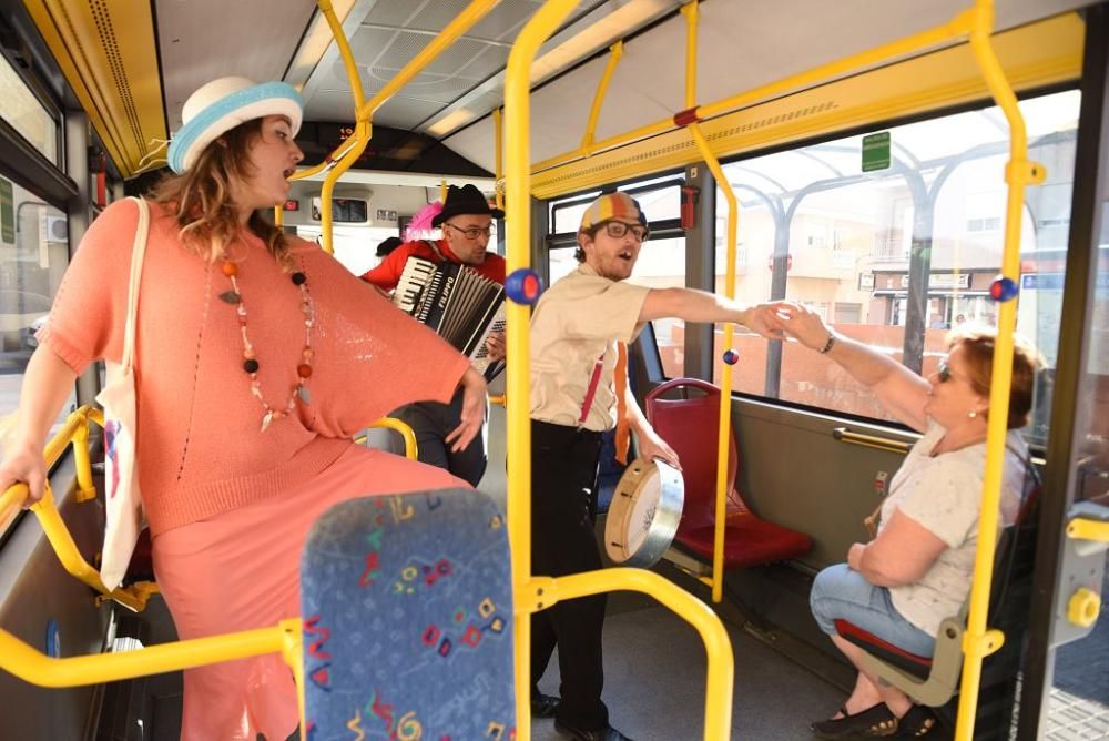 Mucho Más Mayo: actores en autobuses de Cartagena