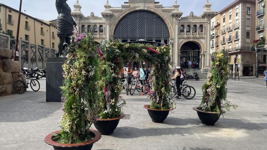 Los arcos florales de plásticos desaparecen de los barrios de Zaragoza