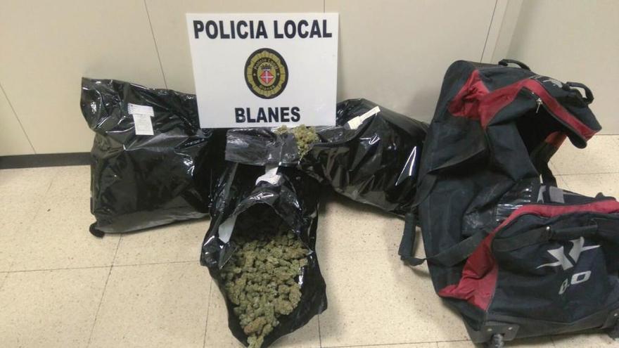 Detenen dos homes a Blanes per portar més de vuit quilos de marihuana amagats en una bossa dins del cotxe