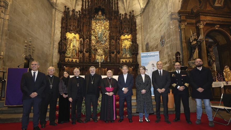 Las autoridades eclesiásticas, civiles y militares, ayer, en el acto institucional que marcó el inicio del Año Jubilar. |  Gustavo Santos