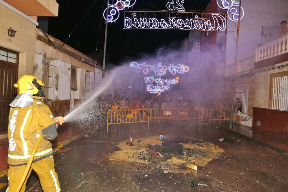 Cientos de personas, la mayoría adolescentes que quisieron disfrutar de la "cremá" y posterior "bañá" de los bomberos, se acercaron al barrio del Calvario para ver arder su hoguera