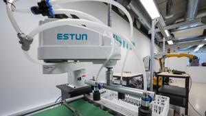 ESTUN, lempresa líder en robòtica industrial de la Xina, aterra a DFactory Barcelona.