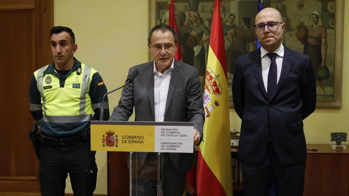 Desde la izquierda, David Campesino, Ángel Blanco y Alfonso Ibáñez, en la Subdelegación del Gobierno de Zamora