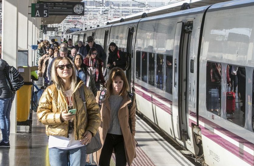 Pasajeros bajando de un Euromed en Alicante poco antes de iniciarse la crisis sanitaria del coronavirus.