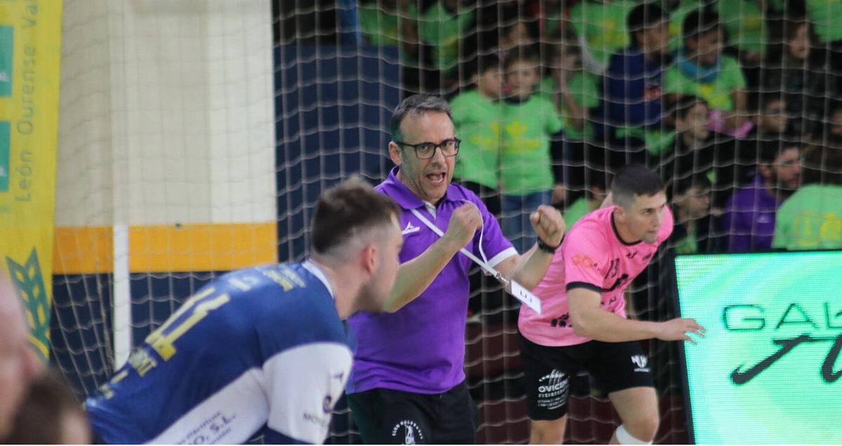 Félix Mojón celebra un gol mirando a Gigi.
