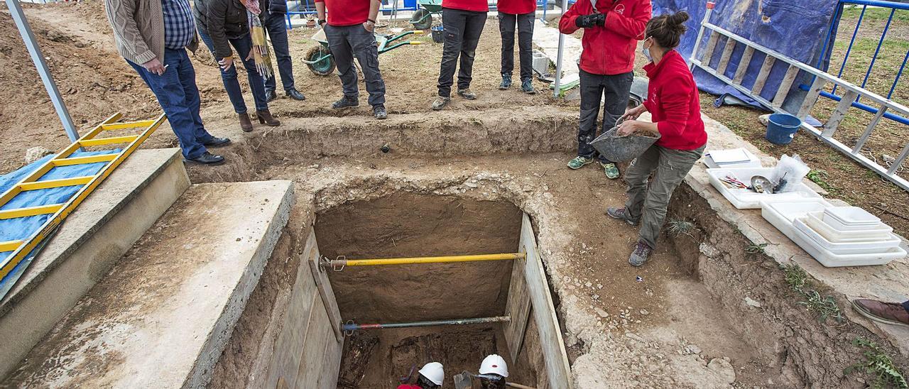 Trabajos en marzo en una fosa de Alicante donde se buscaba a once fusilados del franquismo sin que se hallaran restos completos. | ALEX DOMÍNGUEZ