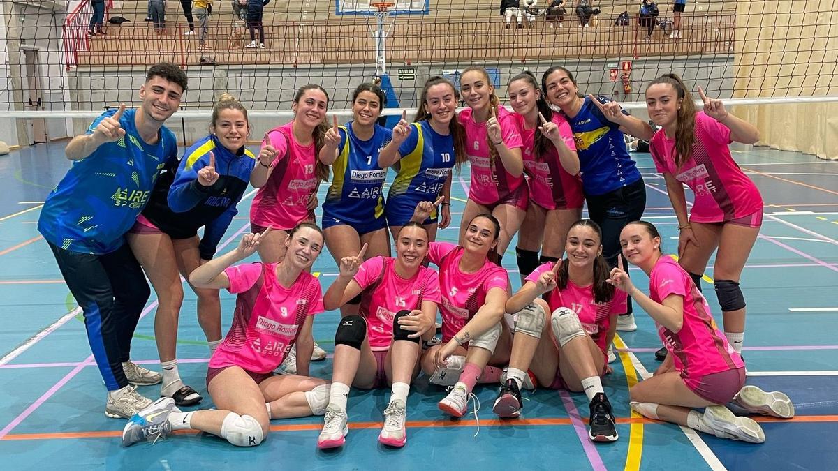 El Adecor celebra el título conquistado en la Primera Andaluza femenina de voleibol.