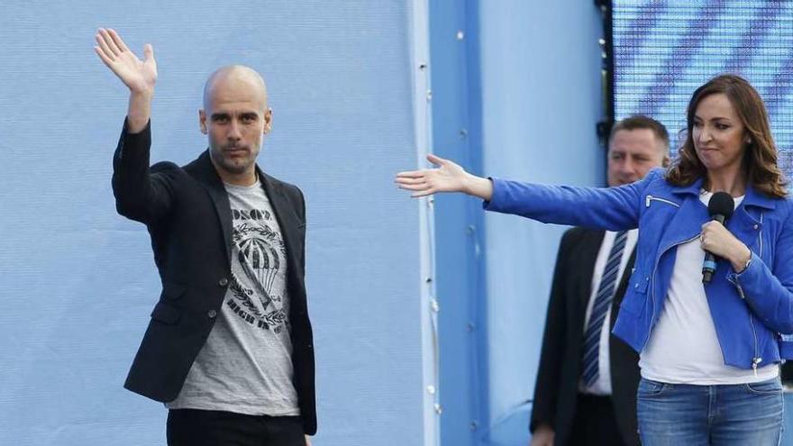 Guardiola saluda a los aficionados en su presentación como nuevo entrenador del Manchester City.