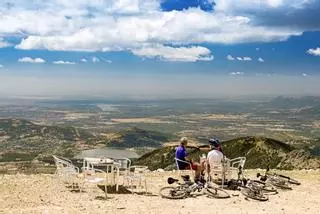 Recorrer la Sierra de Guadarrama a pedales: un destino natural, cultural e histórico en el corazón de Madrid