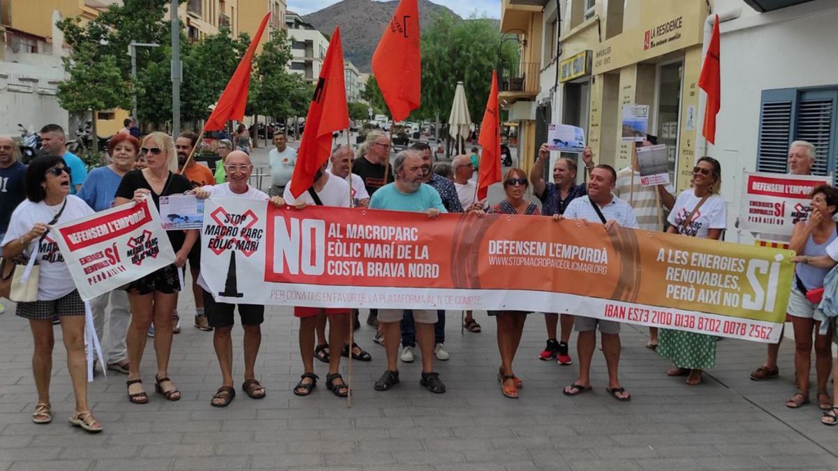 A les 12 del migdia, diversos protestants van manifestar-se davant la SUF