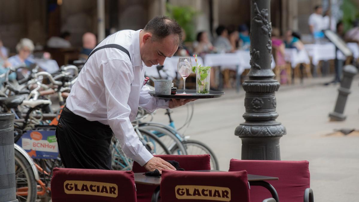 Un camarero trabaja en una terraza de Barcelona.