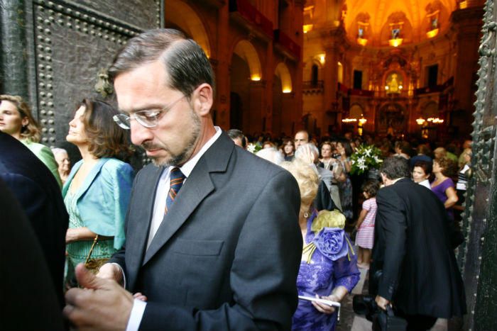 Invitados y curiosos en la boda en Santa María