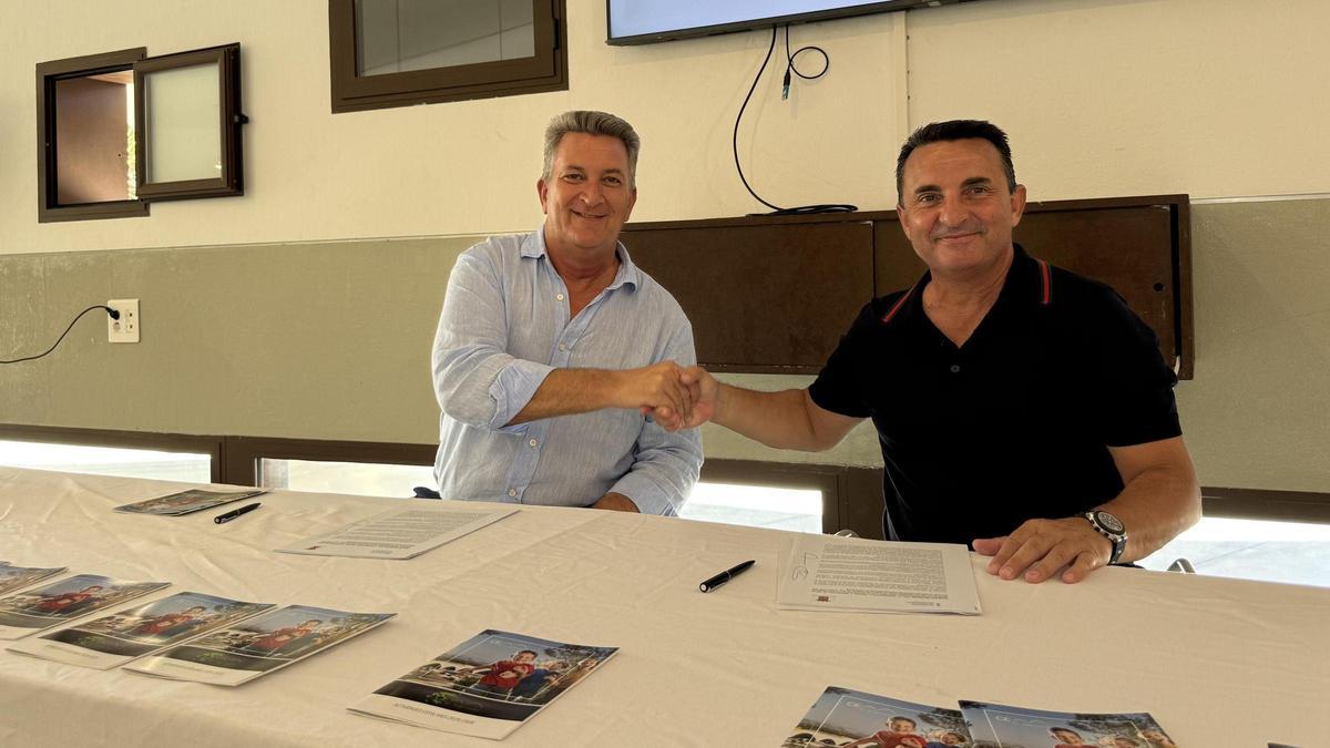 Firma del convenio con Vicente Martínez Mus, vicepresidente tercero y conseller de Medio Ambiente, Infraestructuras y Territorio y Bernabé Cano, alcalde de La Nucía.