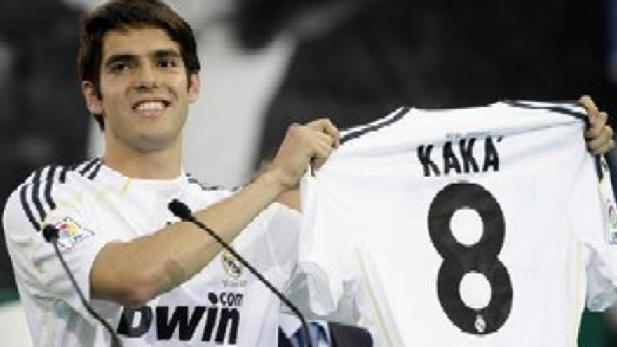 Kaká presentado con el dorsal número &quot;8&quot;