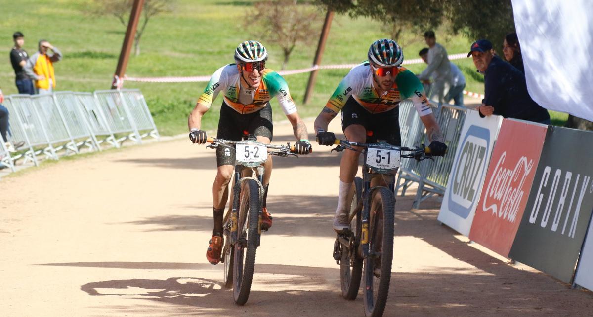 Varios corredores, durante la Andalucía Bike Race.
