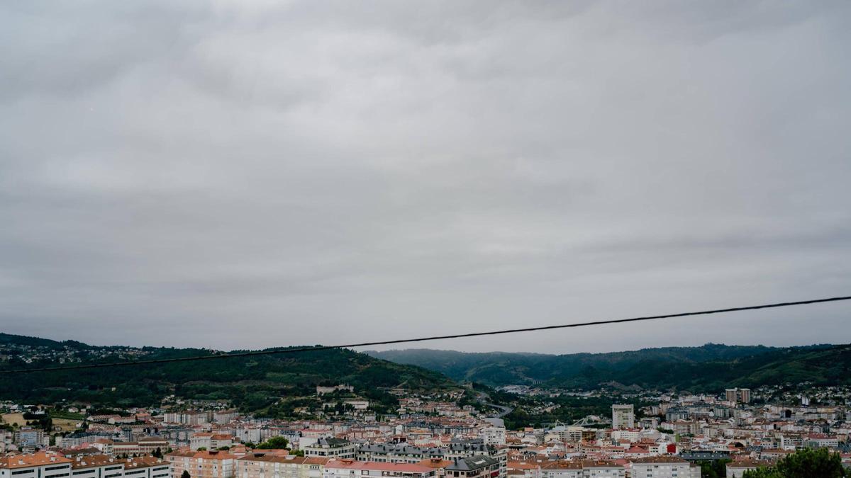 La cúpula de humo que en jornadas anteriores cubrió la ciudad fue sustituída por el cielo encapotado.