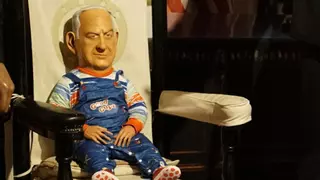 Cuelan un muñeco de Chucky con la cara de Netanyahu en el Museo de Cera de Madrid