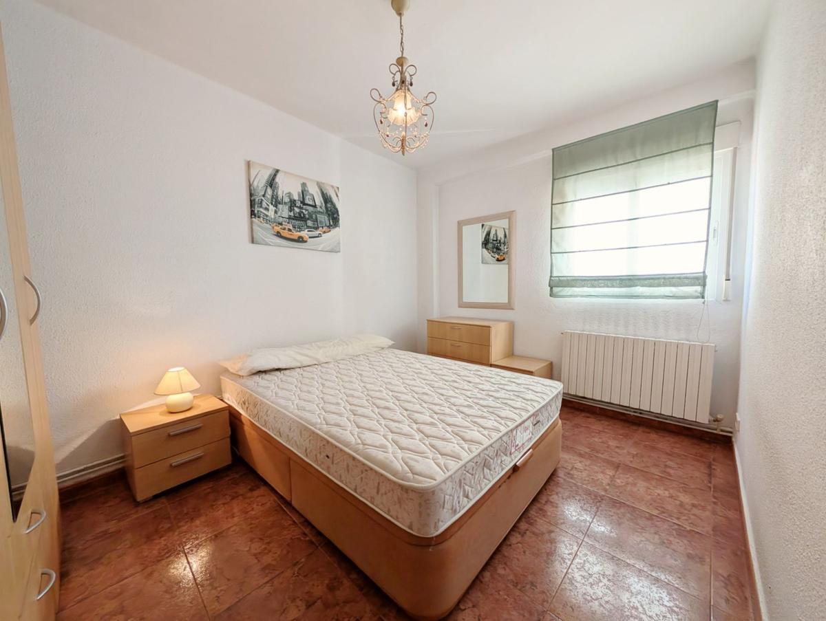 Dormitorio principal de la vivienda a la venta en Zaragoza por menos de 150.000 euros