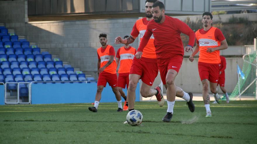 Sesión de entrenamiento del Ciudad de Lucena en su estadio.