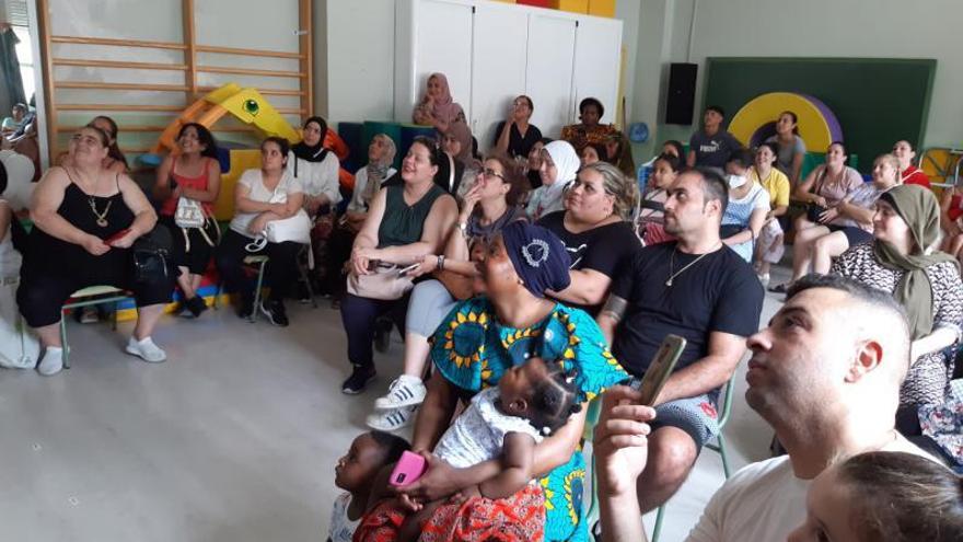 Padres de los alumnos del colegio Casablanca viendo el trabajo realizado por los escolares. | INFORMACIÓN