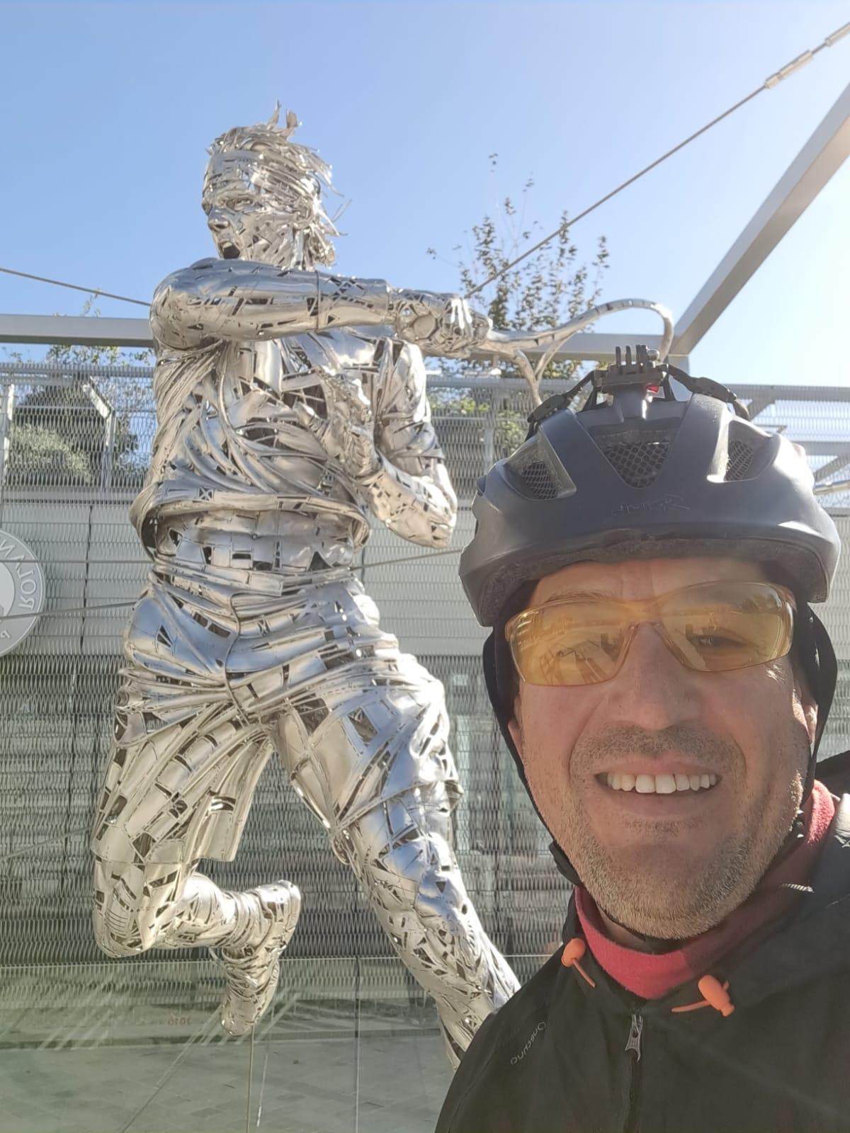 El meco ante la escultura de Rafael Nadal, en Roland Garros.