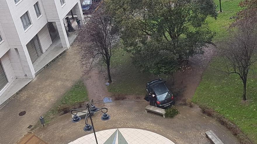 El coche, frenado contra el banco que detuvo su carrera descontrolada.