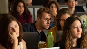 Estudiantes de la Pompeu Fabra, durante una clase