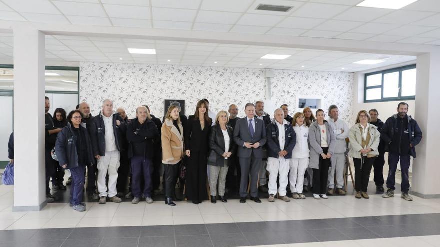 Alfredo Canteli, en el centro, con miembros del plan de empleo que rehabilitó la cafetería del centro social. | FERNANDO RODRÍGUEZ