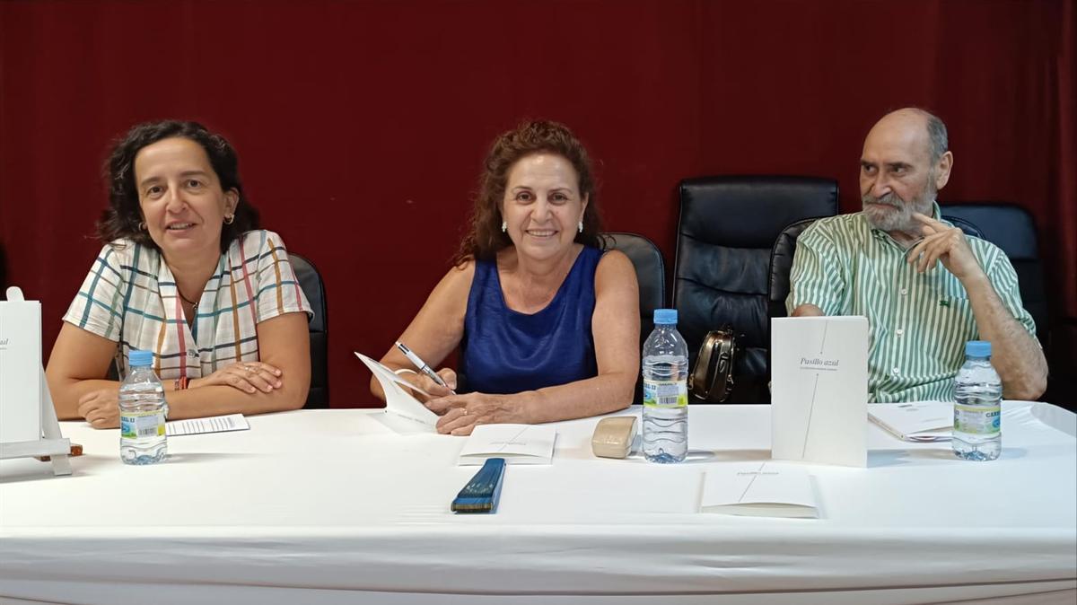 lluminada Ramos Ramos (en el centro), poetisa fermosellana junto a Clara Ponte, editora de "Salto al Vacío", y Pedro Crespo, autor del prólogo.