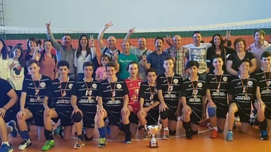 Los jugadores del CVP Murcia Norte celebran con sus familiares el título.