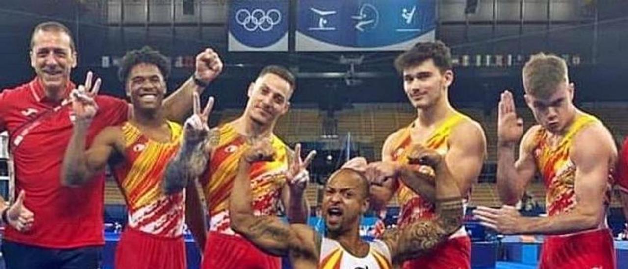 Benjamín Bango, primero por la izquierda, con los gimnastas españoles y Ray Zapata en primer término. | COE