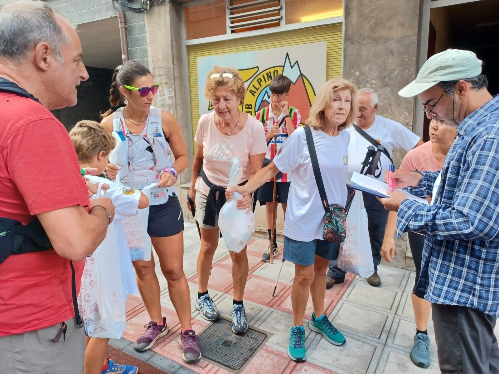 La otra ruta de Santa Isabel madruga en Lugones: estos son los participantes en la popular marcha senderista