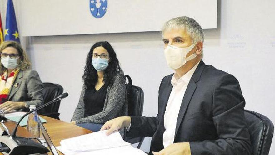 El director del Foro Económico de Galicia, Santiago Lago, ayer, en la comisión de reactivación.