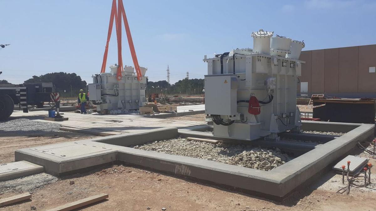 Montaje de las dos reactancias en la nueva susbestación eléctrica de Formentera.