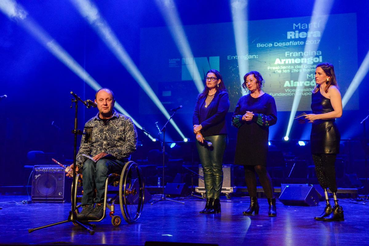 Francina Armengol, presidenta del Govern, con el nadador menorquín Martí Riera al que hizo entrega de un reconocimiento por sus proezas deportivas en presencia de Sara Andrés, atleta medallista paralímpica, presentadora del acto