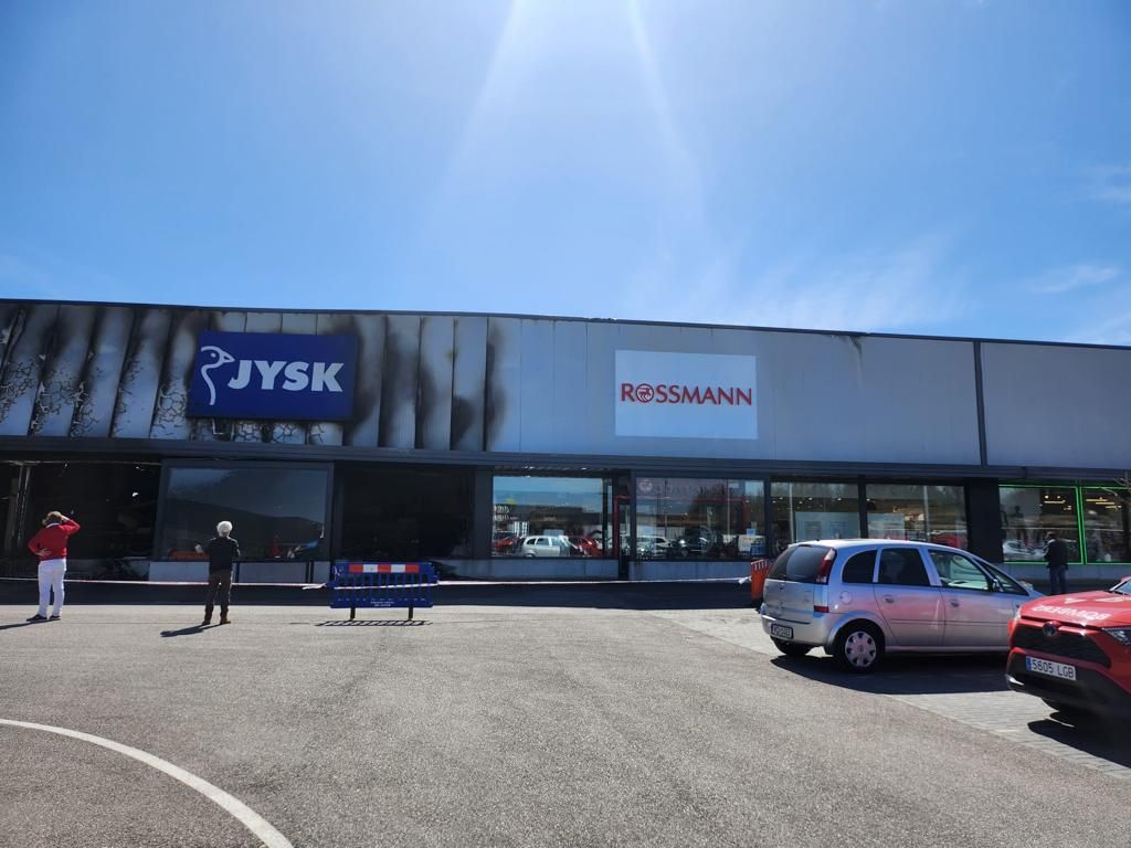 Así ha quedado la tienda de muebles Jysk de Manacor tras en incendio