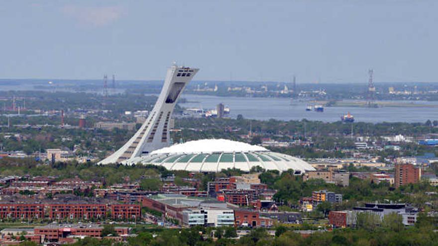 Panorámica de la ciudad, con el estadio olímpico en primer plano.