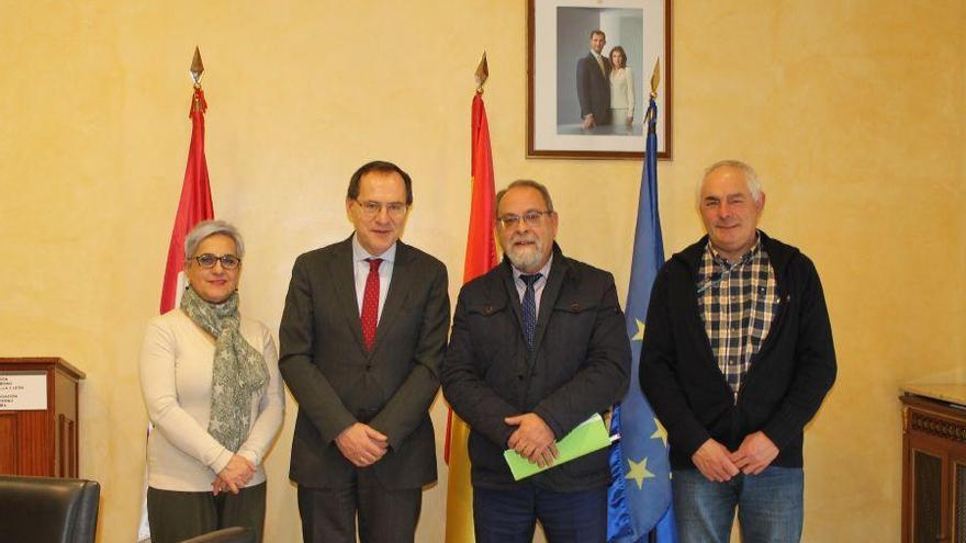 Ángel Blanco, segundo por la izquierda, con el equipo de gobierno de Fermoselle