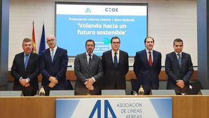 El presidente de Air Nostrum, Carlos Bertomeu; el CEO de Air Europa, Jesús Nuño de la Rosa; el presidente de ALA, Javier Gándara; el presidente de CEOE, Antonio Garamendi; el presidente de Iberia, Javier Sánchez Prieto; y el CEO de Iberia Express, Carlos Gómez.