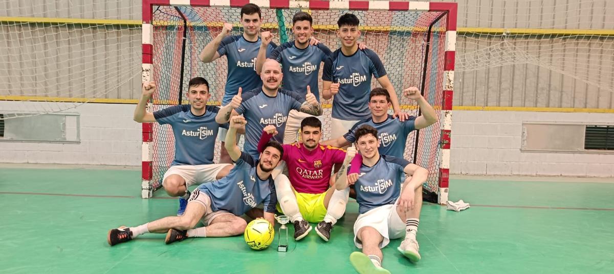 Foto del equipo ganador, los tinetenses "AsturSim".