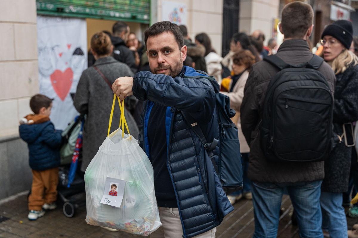 Familias de la guardería El Cau, en Hostafrancs, recogen algunas pertenencias de sus hijos una semana después del desahucio repentino del centro Familias de la guardería El Cau, en Hostafrancs, recogen algunas pertenencias de sus hijos una semana después del desahucio repentino del centro