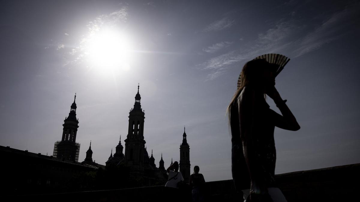 Una mujer se cubre del sol con un abanico en Zaragoza