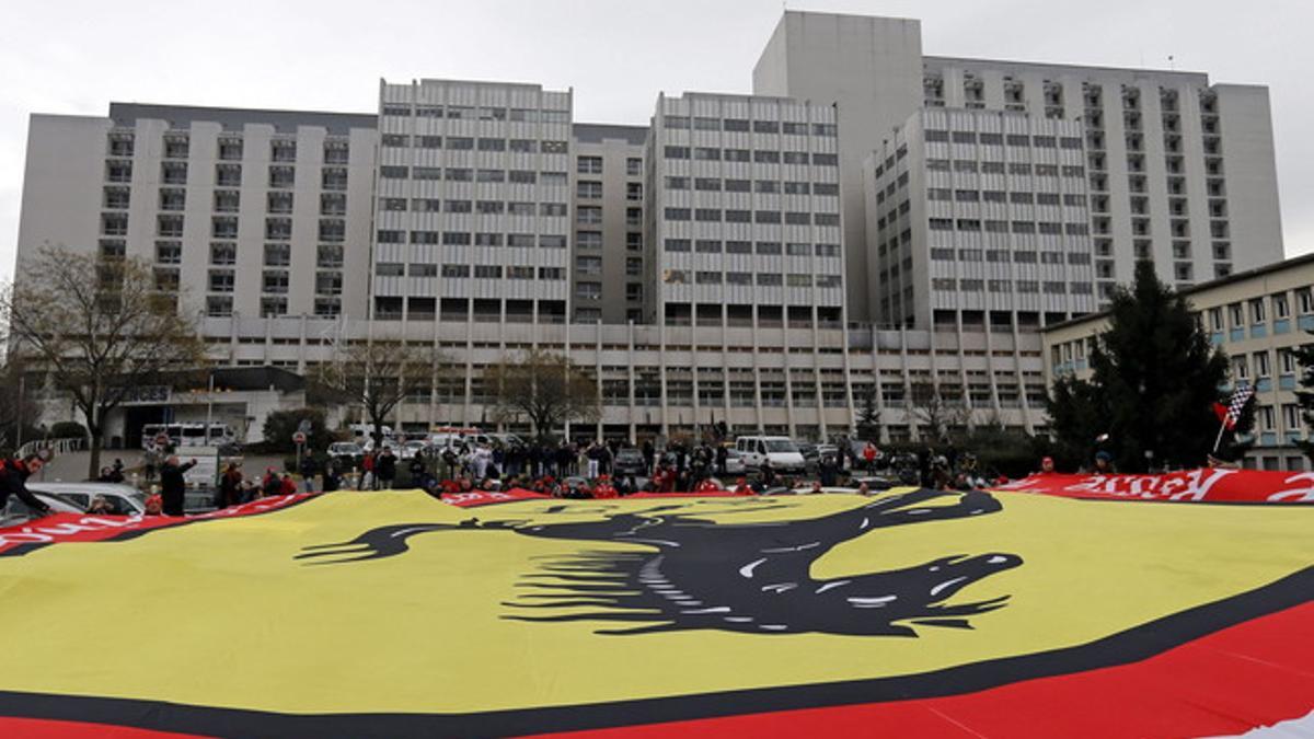 Seguidores de Schumacher despliegan una bandera gigante de Ferrari frente al hospital de Grenoble, este viernes