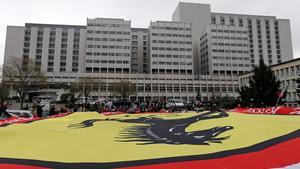 Seguidors de Schumacher despleguen una bandera gegant de Ferrari davant de l’hospital de Grenoble, aquest divendres.