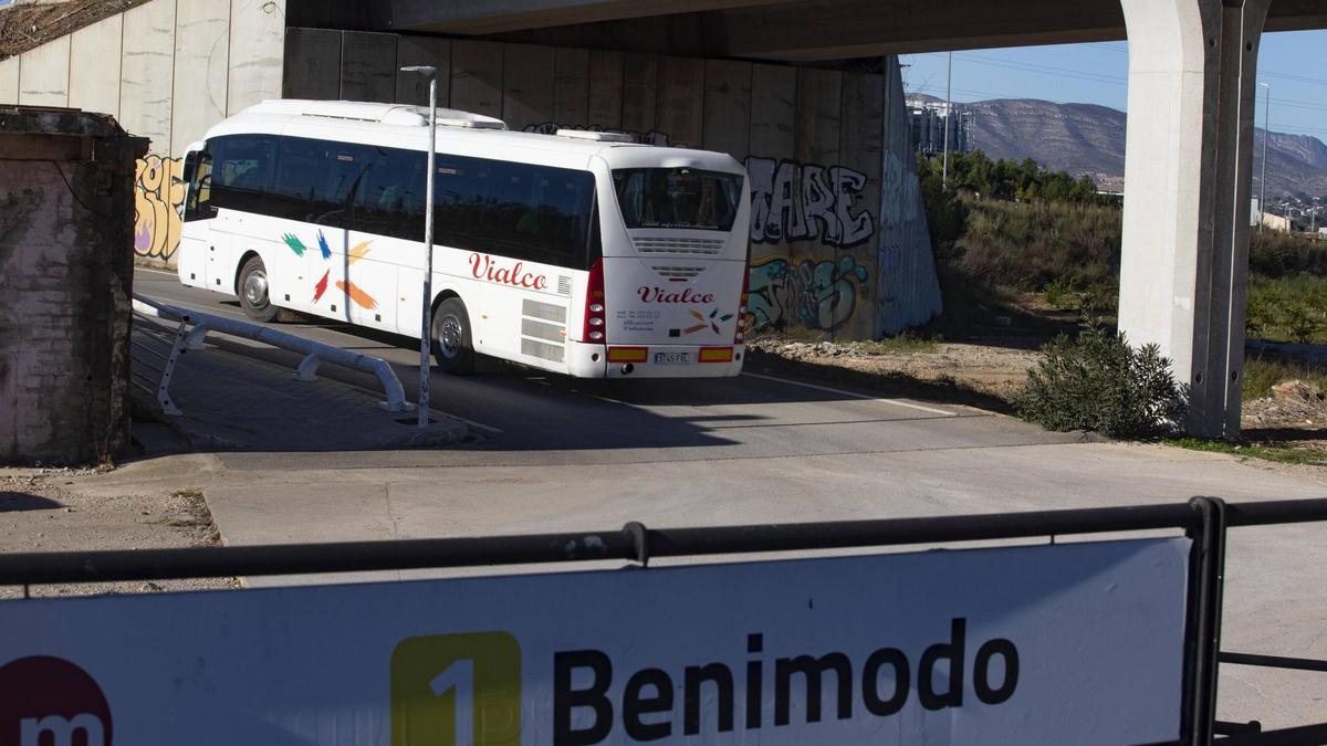 Autobús que sustituye la línea 1 de Metrovalencia, en una imagen de archivo.