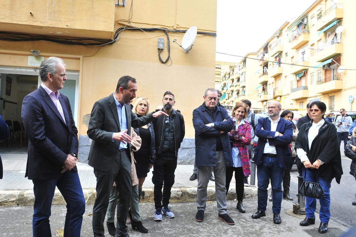 Un momento de la visita al barrio de Porfirio Pascual para anunciar la rehabilitación