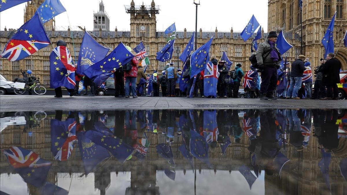 Manifestantes contrarios al Brexit, protestan a las puertas de