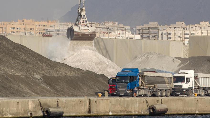 Imagen de archivo de movimiento de graneles en el Puerto de Alicante