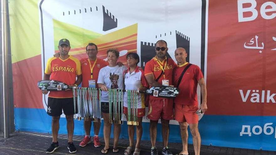 La delegación del club aldanés y sus acompañantes en las pruebas, posan con las medallas.