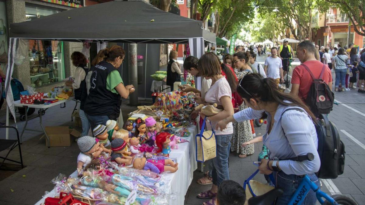 Centenares de personas visitaron los estands repartidos en la calle Blanquerna. | G.BOSCH